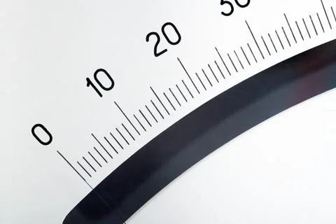 Scale with an arrow on a white background. Device for measuring the strength of Foto stock