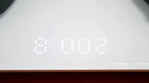 Scale display shows high weight, highlighting extreme obesity. Vidéo 321750163