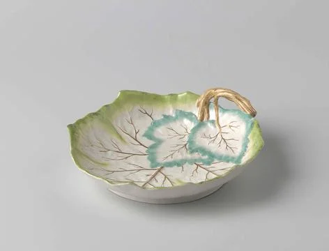 Scale. Fruit shell in leaf shape with a branch like ear. Marked with a sto... Stockfoto's