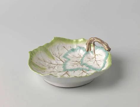 Scale. Fruit shell in leaf shape with a branch like ear. Marked with a sto... Stockfoto's