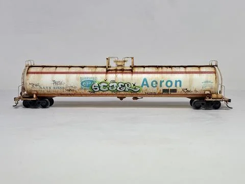 Scale model LPG tanker wagon with detailed custom weathering and graffiti Foto stock