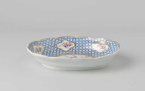 Scale of porcelain, oval with scalloped edge and fully painted with napkin... Photos