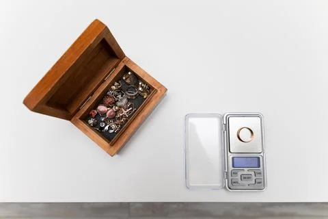 Scales for small items are on the table. Foto stock
