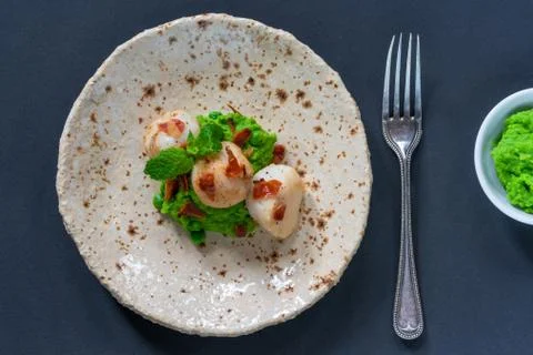 Scallops with minted peas Stock Photos