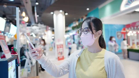 Scan and pay for goods Stock-Footage 164186799