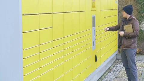 Scan parcels at an automated packstation in germany 動画素材 83677637