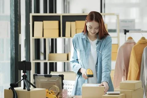 Scanning Barcode on Shipping Box with Scanner Scanning barcode on shipping... Stock-Fotos