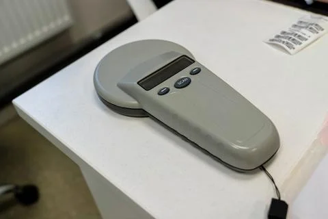 A scanning device rests on a table in a well-lit studio space Stock-Fotos