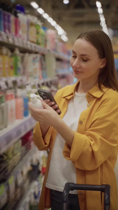 Scanning liquid soap products while shopping in the store Vídeo Stock 305415787