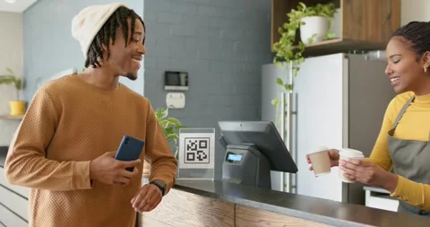 Scanning QR code, man confirming payment for coffee and receiving cups at Vídeo Stock 334841428