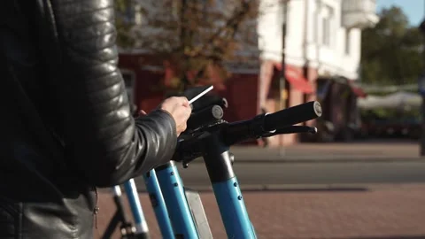 Scanning a QR code with a smartphone to rent an electric scooter. Vídeo Stock 287475889