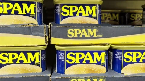 Scanning the Spam. Can after can of the meat food product on the grocer's shelf. Vídeo Stock 310151671