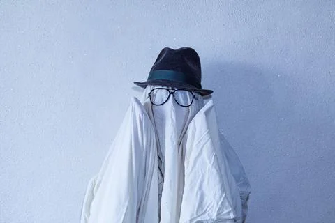 Scared ghost is screaming  dressed in a white sheet with glasses and a hat .. Stock-Fotos