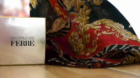 Scarf Gianfranco Ferre. Vidéo 116056106