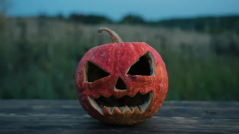 Scary Halloween Pumpkin is on fire 库存影片 140367115
