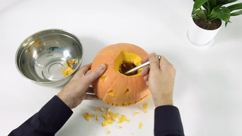 Scary Jack O'Lantern. The guy cleans the seeds Halloween pumpkin Stock Footage 102555934