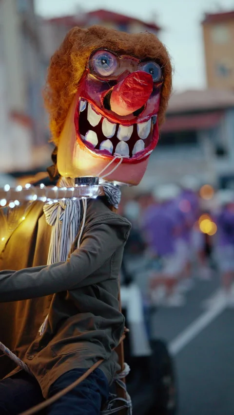 Scary puppet head with red nose, big teeth, and blue eyes, part of a carnival 動画素材 339809461