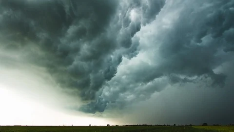 Scary sky approaching thunderstorm timelapse Video stock 89913327