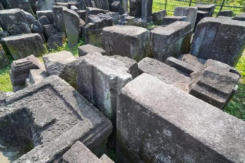 Scattered ancient stone blocks and ruins at an archaeological temple site. Stock-Fotos