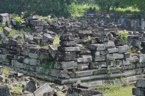 Scattered ancient stone blocks and ruins at an archaeological temple site. Stock-Fotos