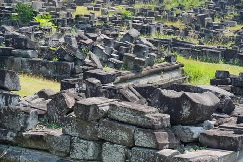 Scattered ancient stone blocks and ruins at an archaeological temple site. Stock-Fotos