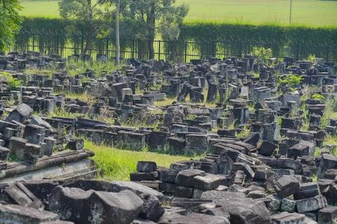 Scattered ancient stone blocks and ruins at an archaeological temple site. 스톡 사진