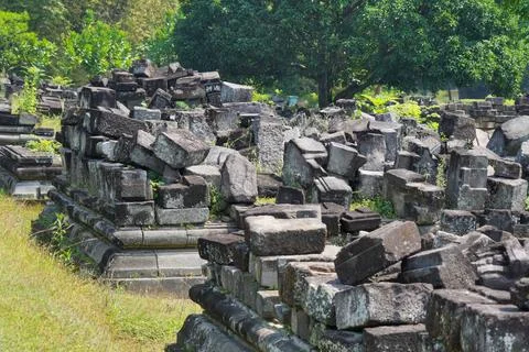 Scattered ancient stone blocks and ruins at an archaeological temple site. Stock-Fotos