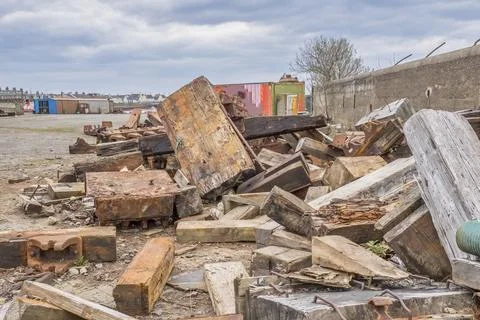 Scattered bricks and rubble lie in a vacant lot 库存照片