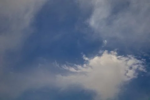 Scattered Clouds in a Blue Expanse Stock-Fotos
