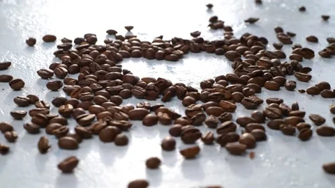 The scattered coffee beans are spinning on the table. Stock Footage 161941115