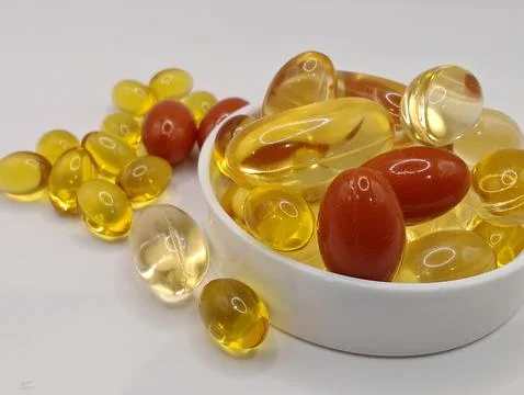 Scattered vitamins on white background, macro photography Foto stock