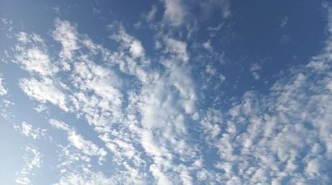 Scattered White Clouds and Blue Sky Background Stock-Fotos