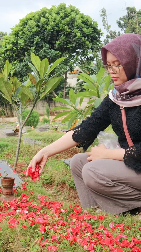 Scattering flower petals on a grave Видео 332882590