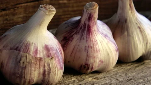 Scattering of garlic heads on a light beige wooden background 動画素材 140948059