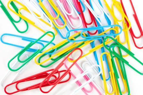 Scattering of multi-colored paper clips Foto stock