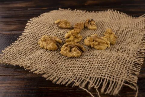 A scattering of walnut seeds on burlap Foto stock