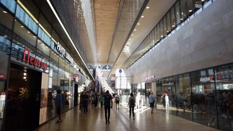 The scene of the big, well designed Geneva train station hallway pull back Vídeos de archivo 118483805