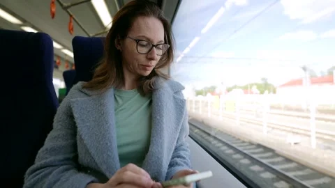 A scene on a bus or train demonstrates the moment when a busy middle-aged woman Vídeo Stock 274646592