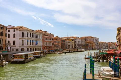 Scene of the city of Venice, Italy, with an array of colorful buildings along th Fotos de archivo