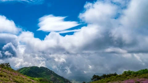 A scene of clouds flowing over the mountain Video stock 145571936
