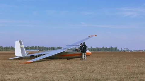 Scene with  gliders and pilots.. 库存影片 56205365