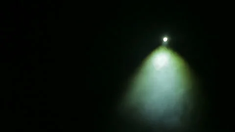 Scene illumination with a profiled beam of a spotlight in the smoke from a smoke Vídeo Stock 97400292