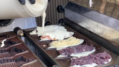 The scene of pouring floor dough in bread to make fish-shaped bun Видео 176619842