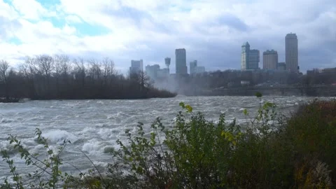 This scene shows the roaring rapids of the Niagara River leading to the ico.. Vidéo 336918904