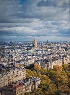 Scenery aerial view from the Eiffel tower height over the Paris city, Franc.. Stock-Fotos