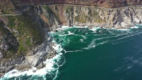 Scenery aerial view of ocean waves and Chapman's peak drive road in Cape town Vídeo Stock 151586516