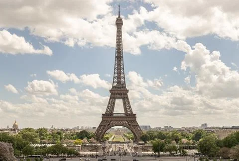 Scenery Eiffel Tower view with sky and clouds background from Trocadero vie.. Stock-Fotos