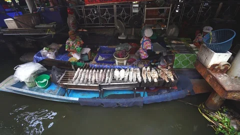 Scenery of sellers and crowds at Taling Chan Floating Market, Bangkok Stock Footage 101525907