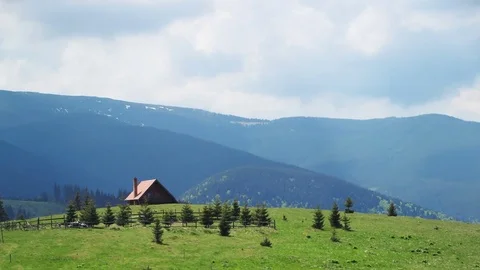 Scenery timelapse with an isolated house and mountains Video stock 75868794