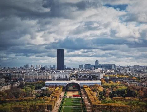 Scenery view from the Eiffel tower height to the Paris cityscape, France. M.. 库存照片
